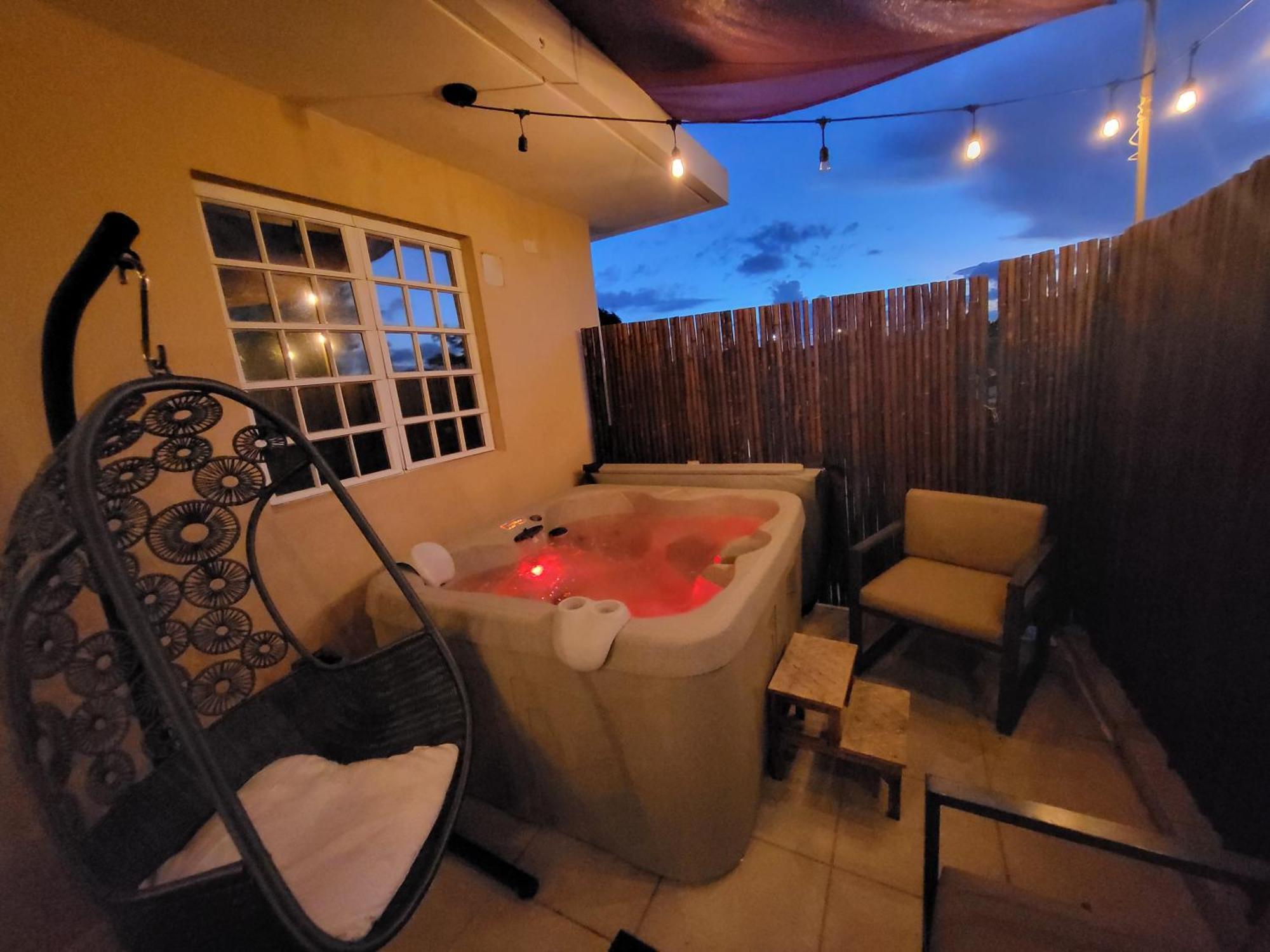 Private Jacuzzi Oasis With Mountain Views And Free Parking Apartment Ponce Bilik gambar